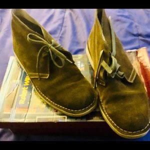Robert Wayne olive suede Chukka